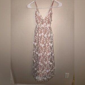 Lulus NWT Elegant White Floral Embroidered Flowy Dress size Medium‎